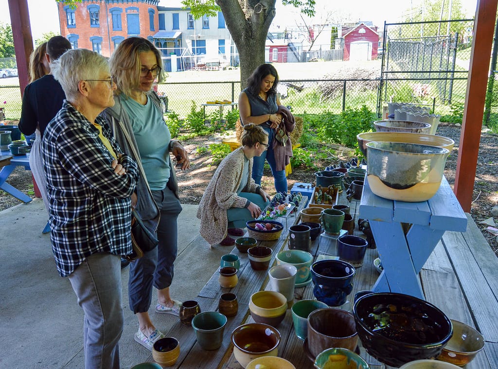 mujeres examinan cerámica hecha a mano